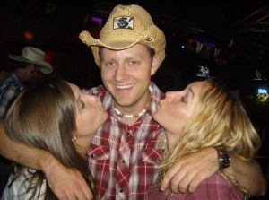 2-girls-kissing-a-cute-guy-in-a-cowboy-hat-300x223 dating and meeting women